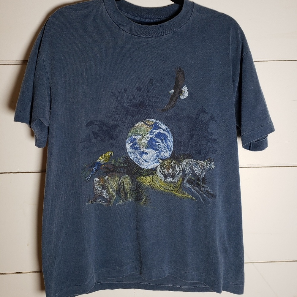 Unique vintage wildlife shirt